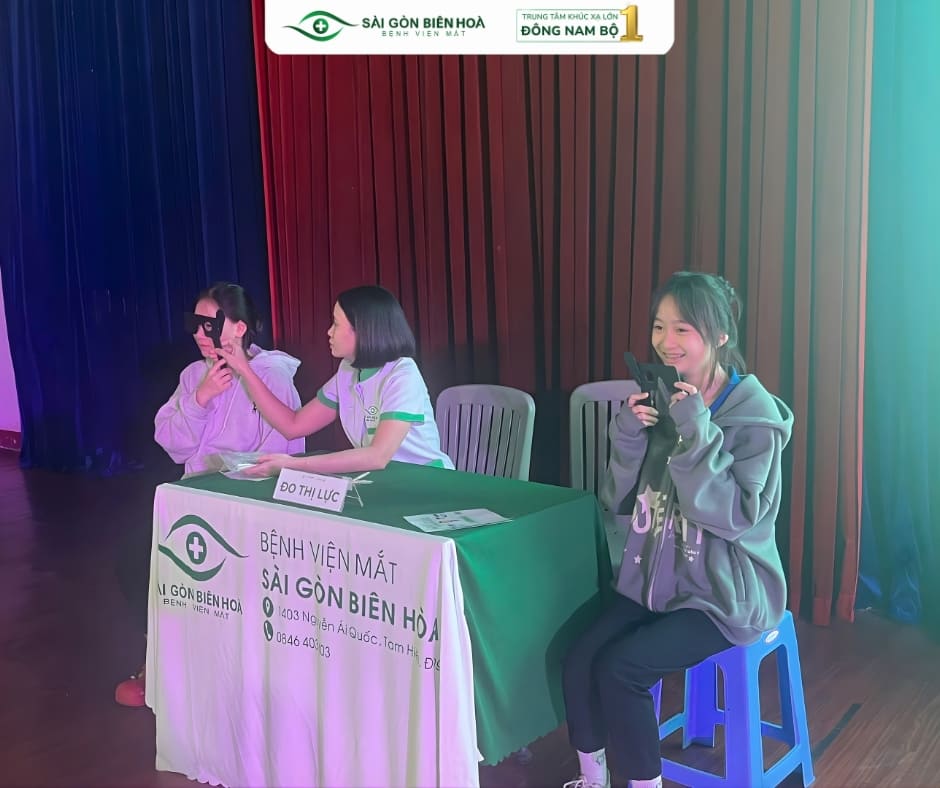 Đo thị lực và tư vấn mắt miễn phí cho sinh viên tại hội thảo Sonadezi