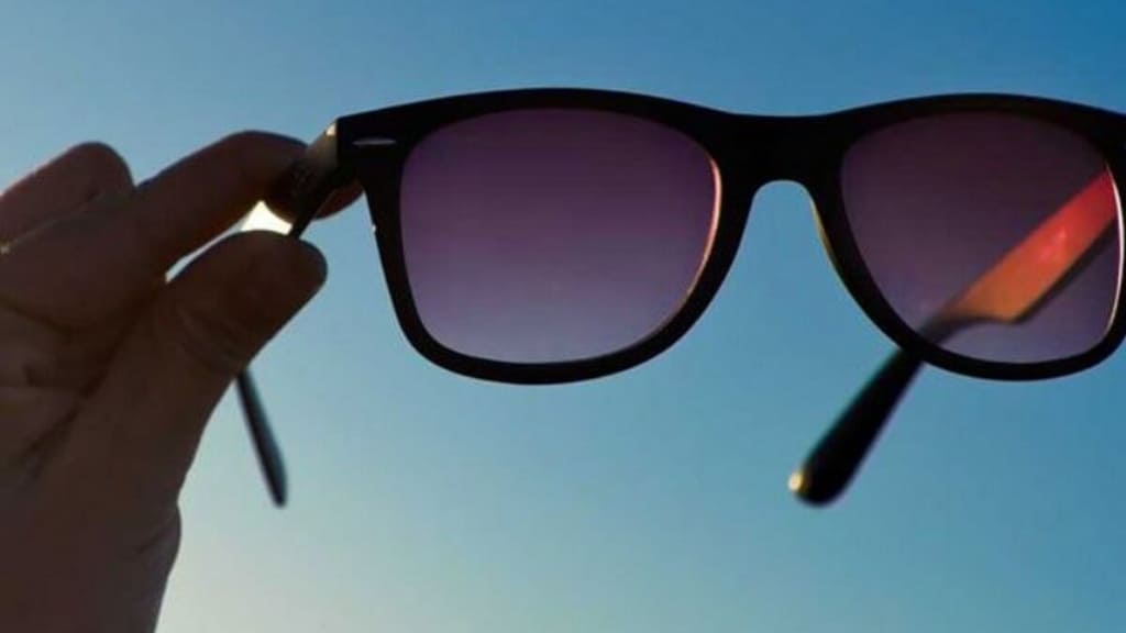 Nên đeo kính râm mỗi khi ra ngoài để ngăn chặn tia UV làm tổn thương giác mạc