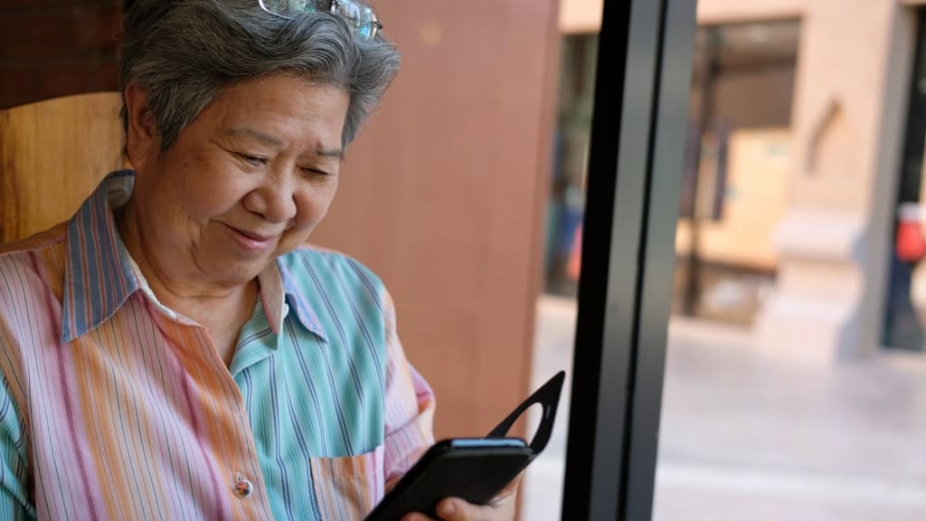 Người bị thoái hoá võng mạc thường dễ nhìn mờ và khó đọc chữ