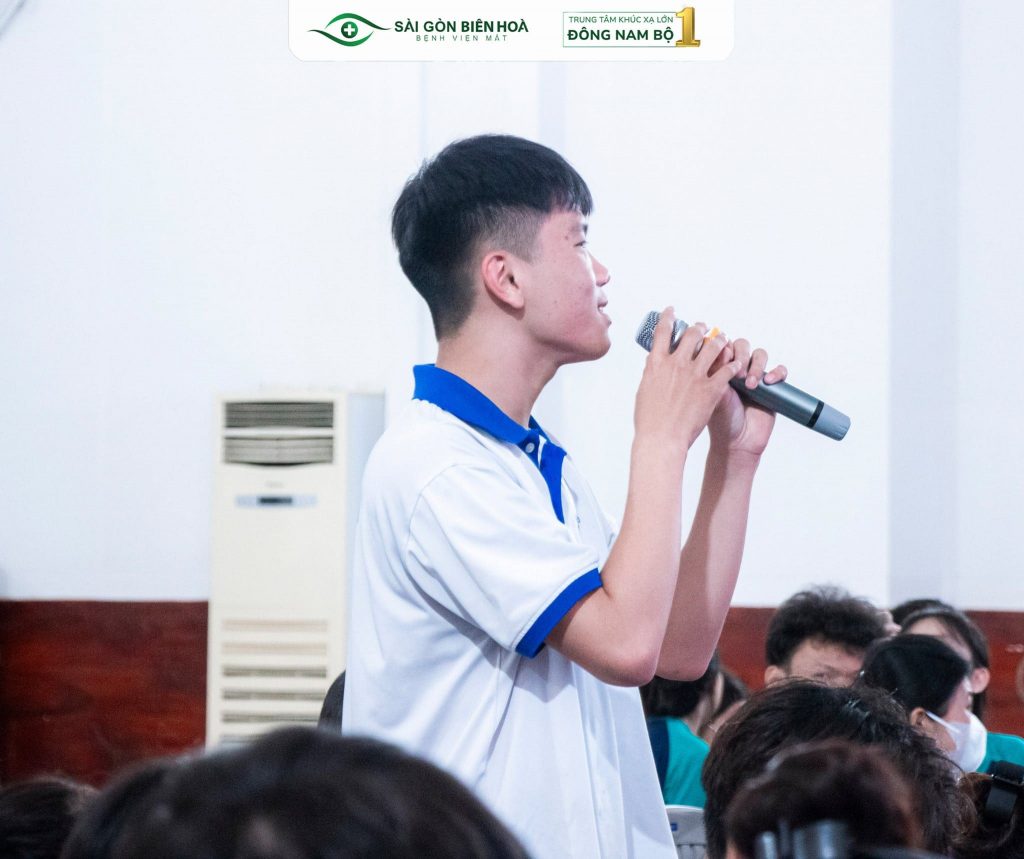 Sinh viên đặt câu hỏi tại hội thảo tật khúc xạ và giải pháp cải thiện thị lực