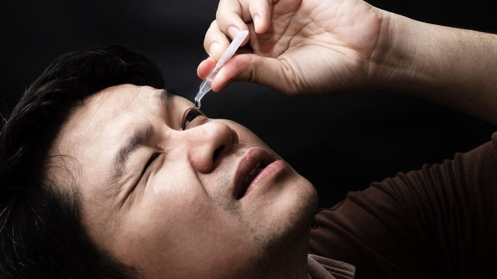 Sử dụng nước mắt nhân tạo làm giảm cảm giác khô, cộm và rát