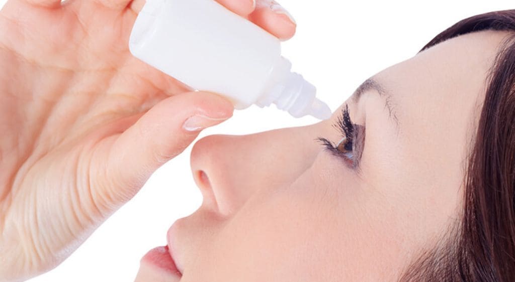 Sử dụng thuốc nhỏ mắt giúp làm giảm viêm, dưỡng ẩm cho mắt