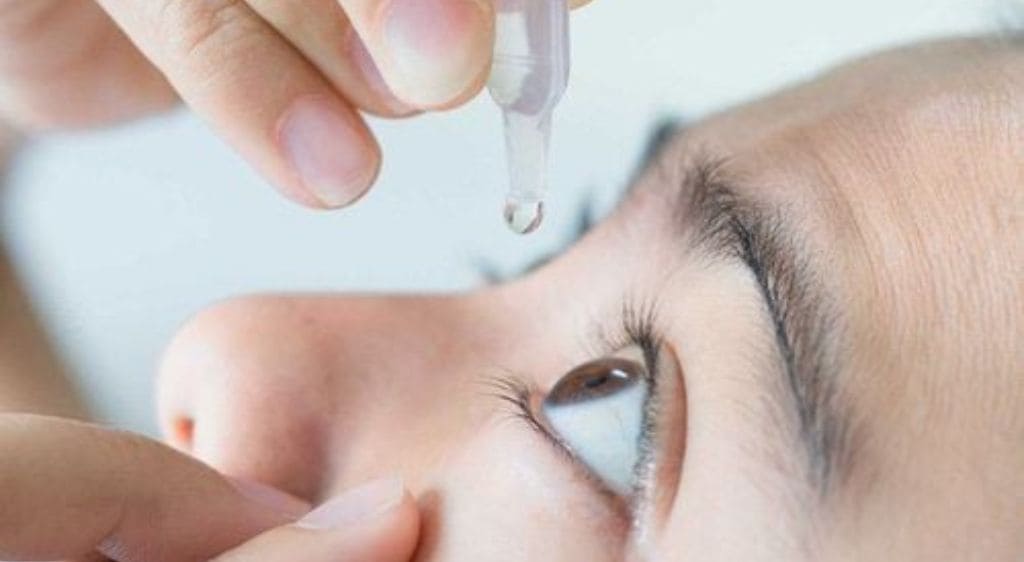 Sử dụng thuốc nhỏ mắt theo chỉ định của bác sĩ