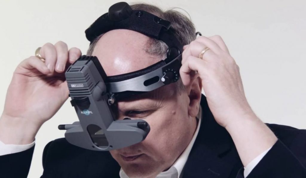 Bác sĩ khám soi đáy mắt gián tiếp với đèn đội đầu