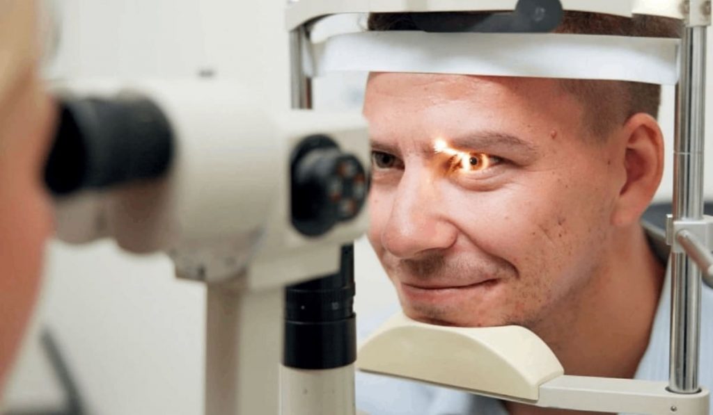 Bác sĩ nhãn khoa thực hiện soi đáy mắt cho bệnh nhân