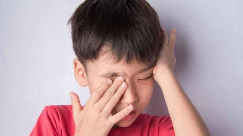 Bé có thể dụi mắt thường xuyên khi thị lực giảm, tầm nhìn không rõ