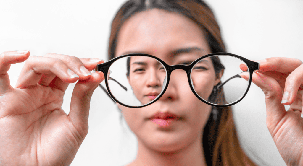 Cận thị nặng cũng có thể dẫn tới lỗ hoàng điểm