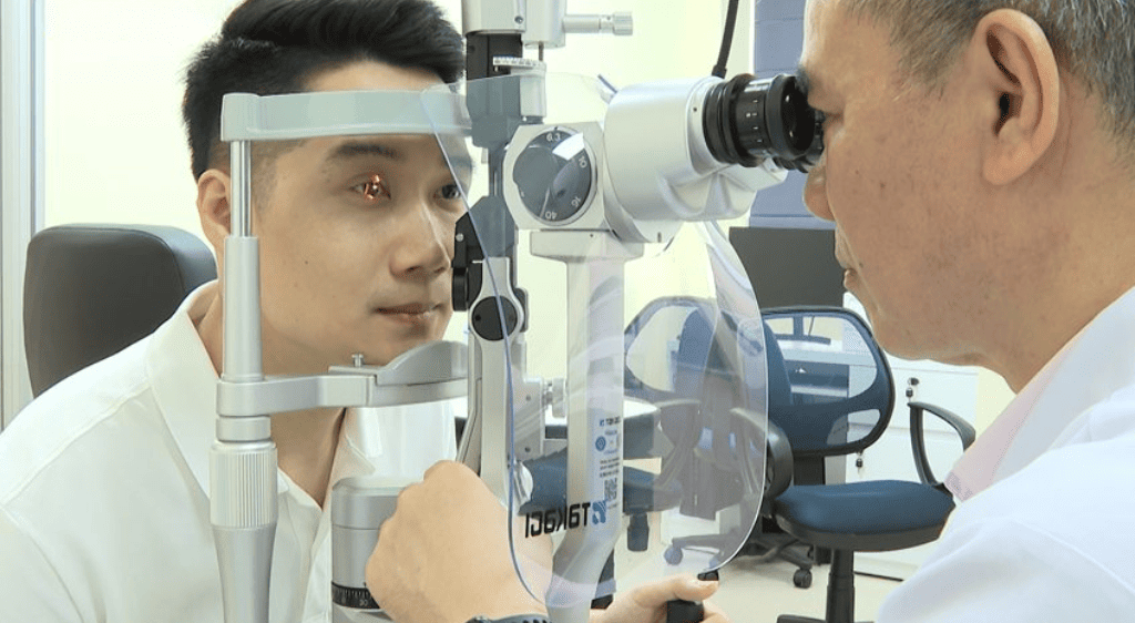 Chi phí soi đáy mắt tại bệnh viện tư hoặc phòng khám quốc tế thường dao động khoảng 150.000 đến 300.000 VNĐ