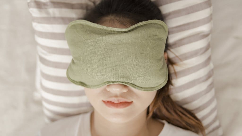 Chườm lạnh tại chỗ giúp giảm cảm giác ngứa và khó chịu