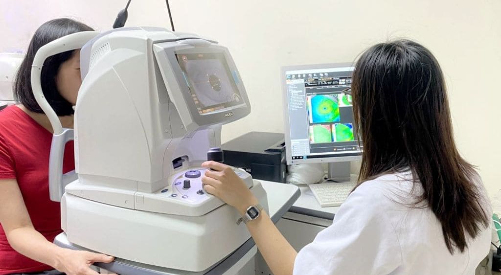 Chụp cắt lớp quang học (OCT) được xem là tiêu chuẩn vàng để chẩn đoán phù võng mạc