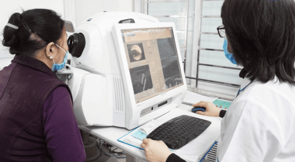 Chụp OCT là phương pháp phổ biến giúp các bác sĩ chẩn đoán chính xác lỗ hoàng điểm