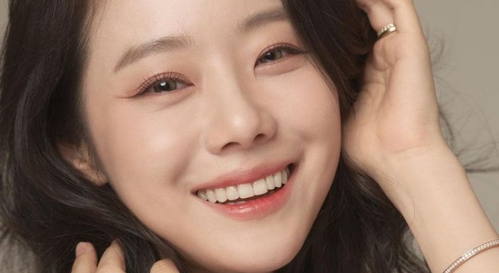 Dáng mí mắt cười mang lại vẻ đẹp rạng rỡ, đầy sức sống