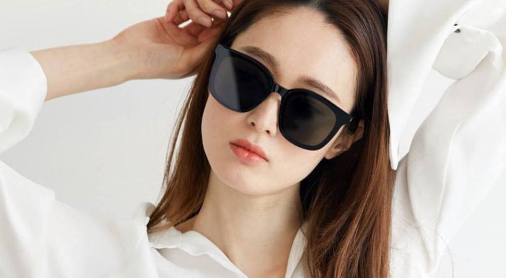 Đeo kính râm khi ra ngoài giúp bảo vệ mắt khỏi tác nhân gây hại như tia UV và khói bụi