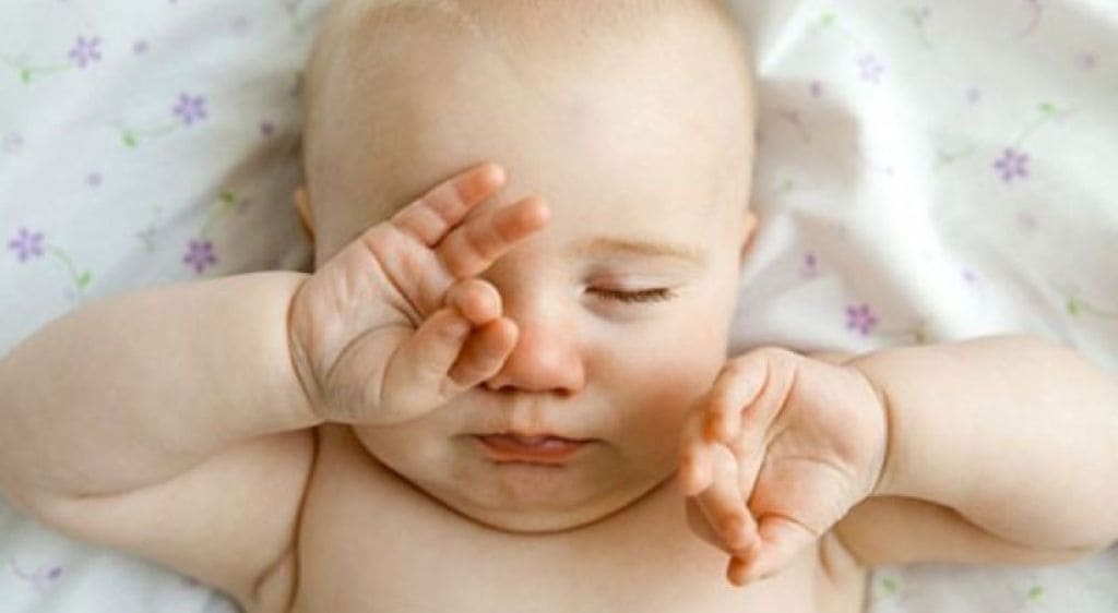 Hạn chế để bé dụi mắt làm tình trạng xuất huyết trở nên trầm trọng