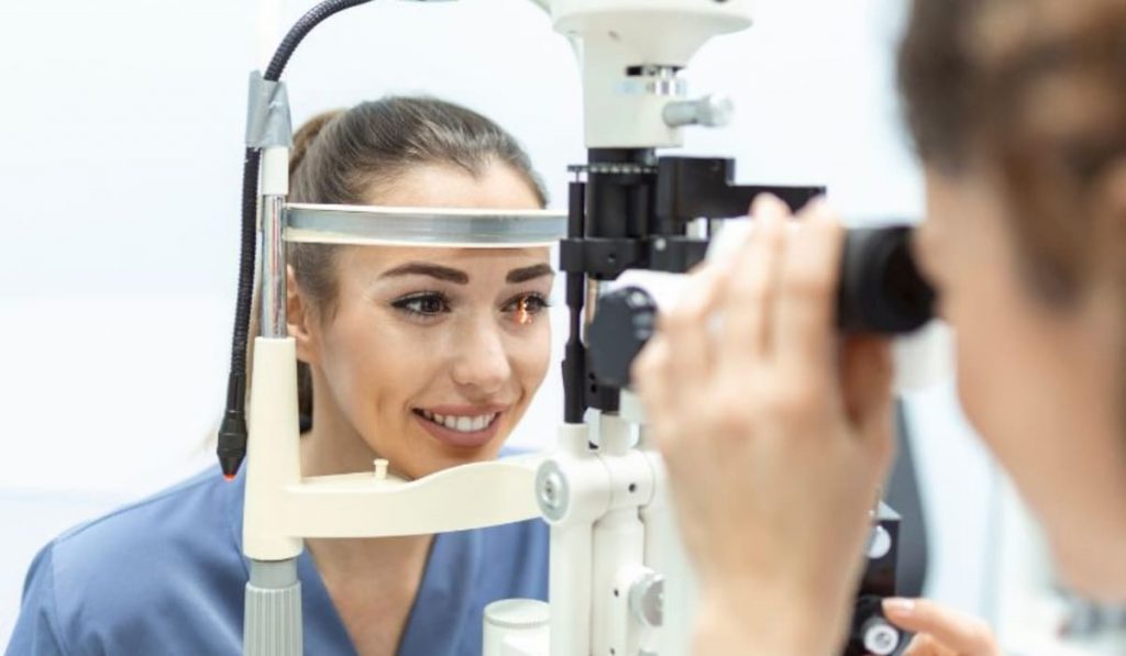 Khám đáy mắt hiện đại bằng máy sinh hiển vi đèn khe