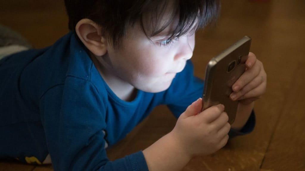 Khoảng cách từ điện thoại tới mắt trẻ quá gần