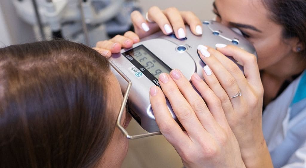 Kiểm tra thị lực chuyên sâu để xác định nguyên nhân