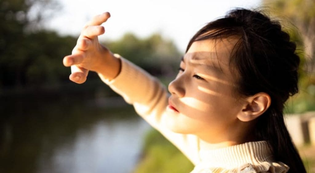 Mắt của người bị xuất huyết tiền phòng thường bị nhạy cảm với ánh sáng chiếu vào