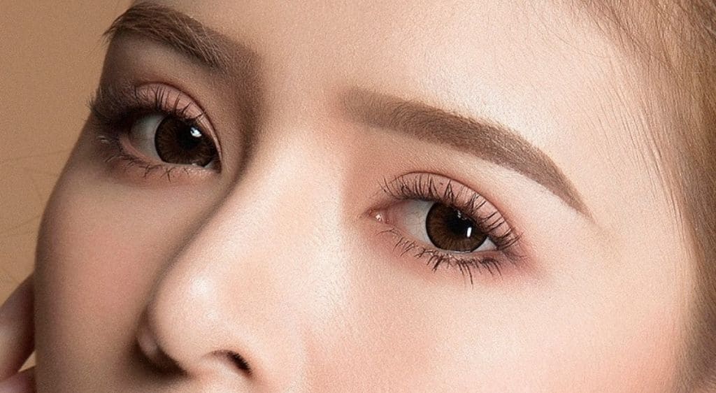 Mắt hai mí to tròn và cân đối tôn lên đường nét khuôn mặt