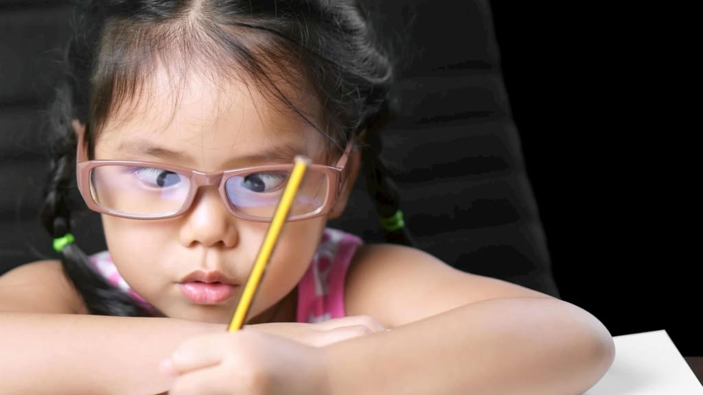 Mắt lác từ nhẹ đến nặng là một trong những bệnh lý thường gặp ở trẻ xem điện thoại quá nhiều