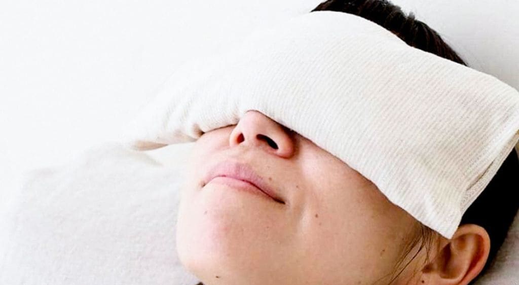 Nên chườm ấm nhẹ nhàng bằng khăn sạch sau ít nhất 48 giờ để giúp tan máu bầm an toàn