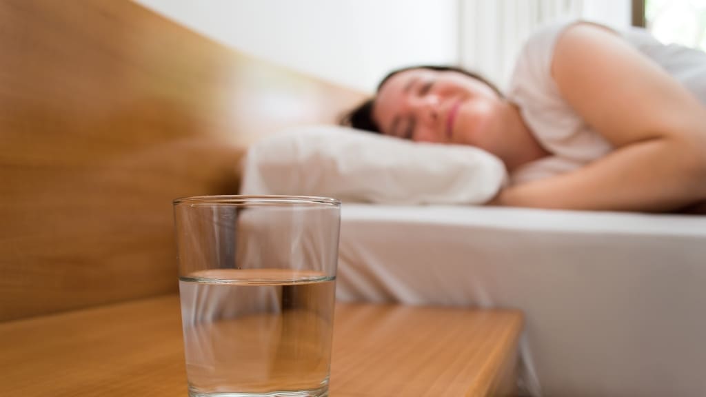 Ngủ đủ giấc và tránh căng thẳng kéo dài để bảo vệ mắt tốt hơn