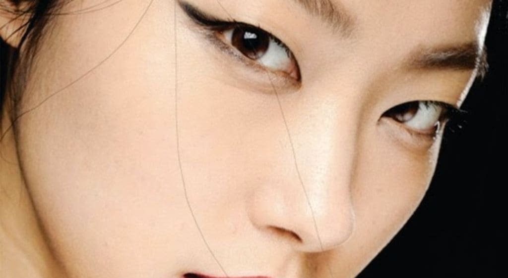 Người bị mắt xếch có đuôi mắt bị đẩy lên cao so với tổng thể gương mặt