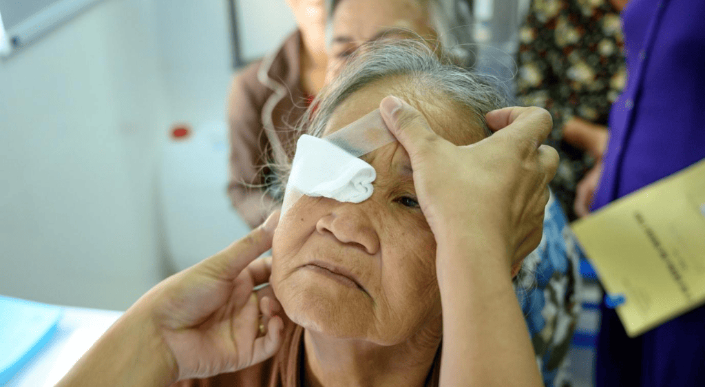 Người từng chấn thương mắt hoặc phẫu thuật mắt thường có nguy cơ cao mắc các bệnh lý võng mạc