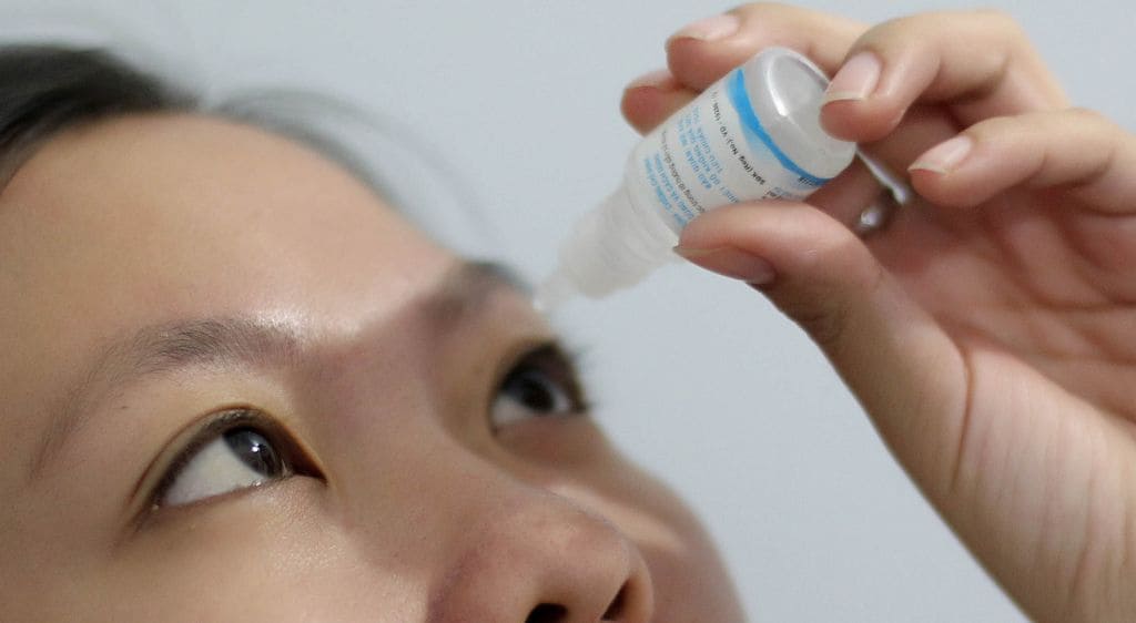 Nhỏ nước muối sinh lý loại nhỏ mắt để rửa trôi vi khuẩn và làm dịu bề mặt nhãn cầu