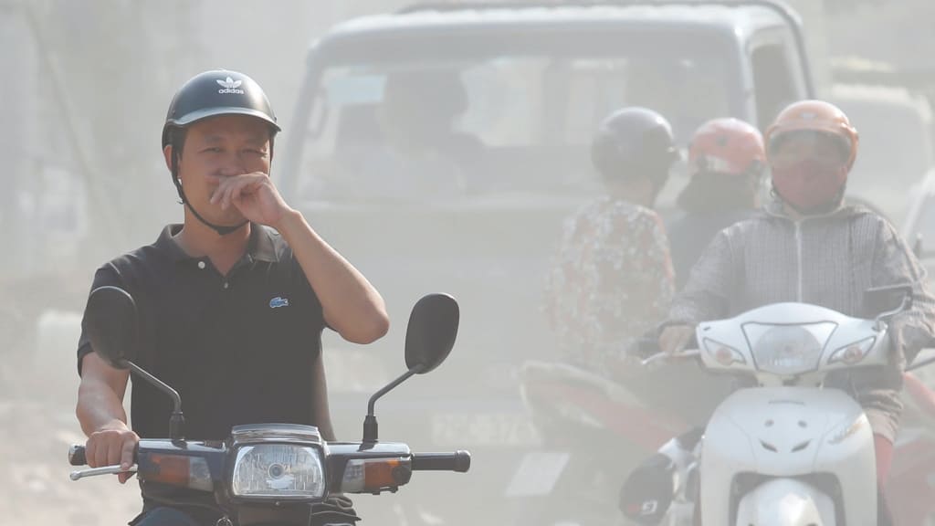 Ô nhiễm không khí là một trong những tác nhân gây viêm kết mạc xuất huyết