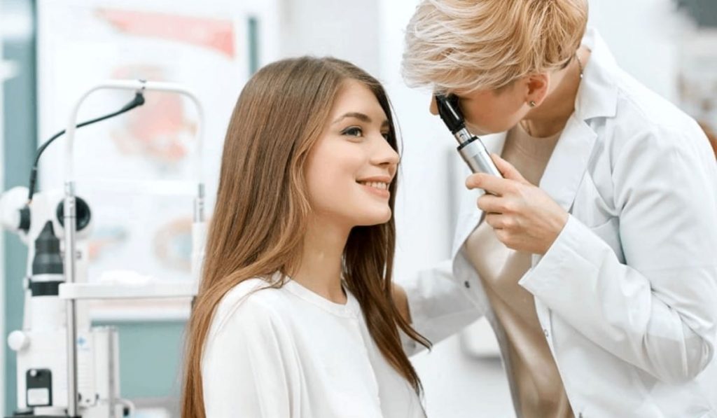 Phương pháp soi đáy mắt trực tiếp bằng đèn cầm tay