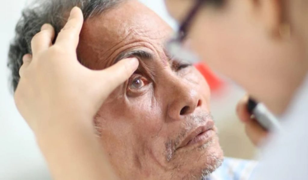 Soi đáy mắt cho bệnh nhân đái tháo đường phát hiện biến chứng võng mạc