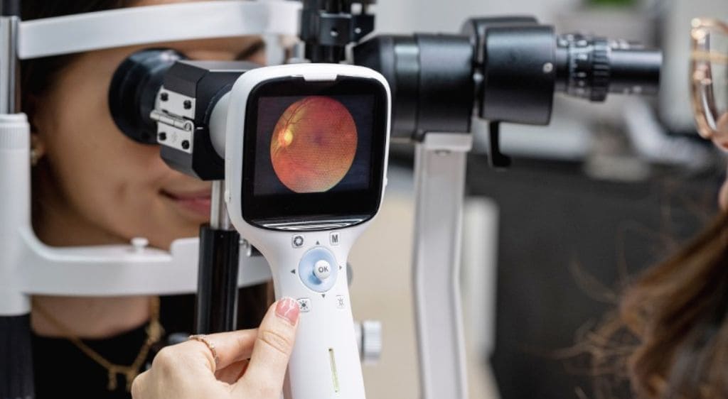 Soi đáy mắt hoàn toàn không gây đau đớn