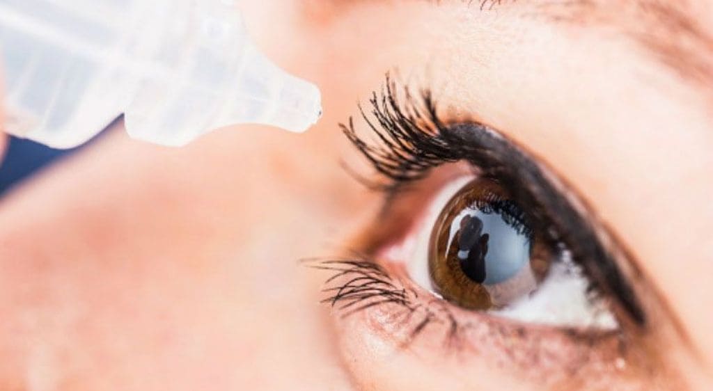 Sử dụng nước mắt nhân tạo giúp làm dịu và cấp ẩm tức thì