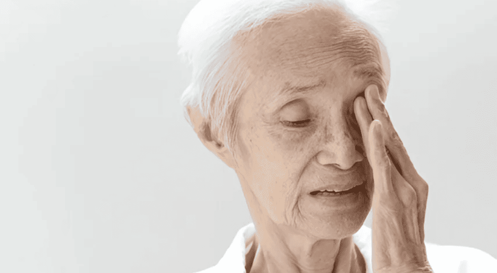 Thoái hóa hoàng điểm tuổi già là bệnh lý võng mạc phổ biến ở người cao tuổi