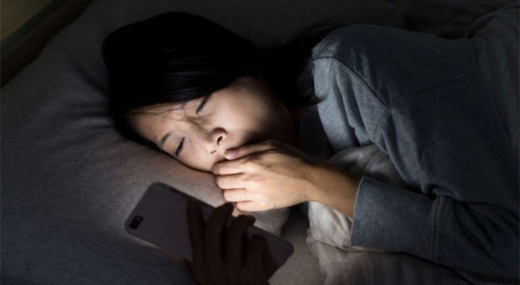 Thói quen dí sát vào màn hình điện thoại có thể gây xuất huyết mắt