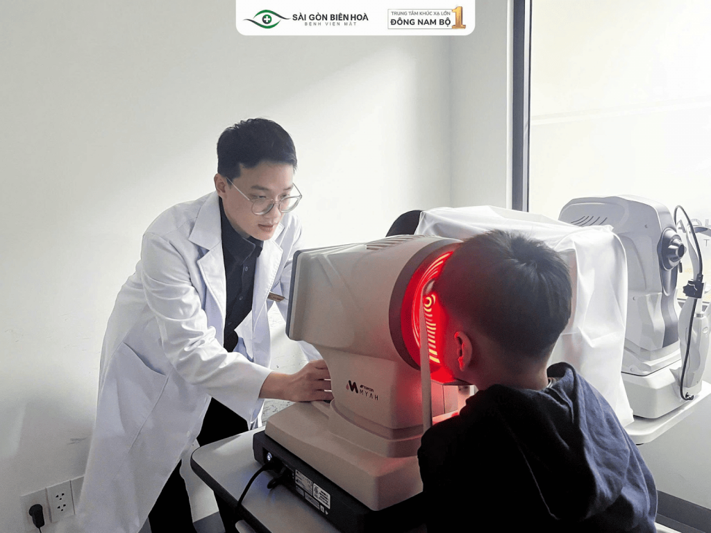 ThS.BS Lê Thái Minh Hiếu trực tiếp tư vấn và thăm khám cho bệnh nhi bằng thiết bị hiện đại