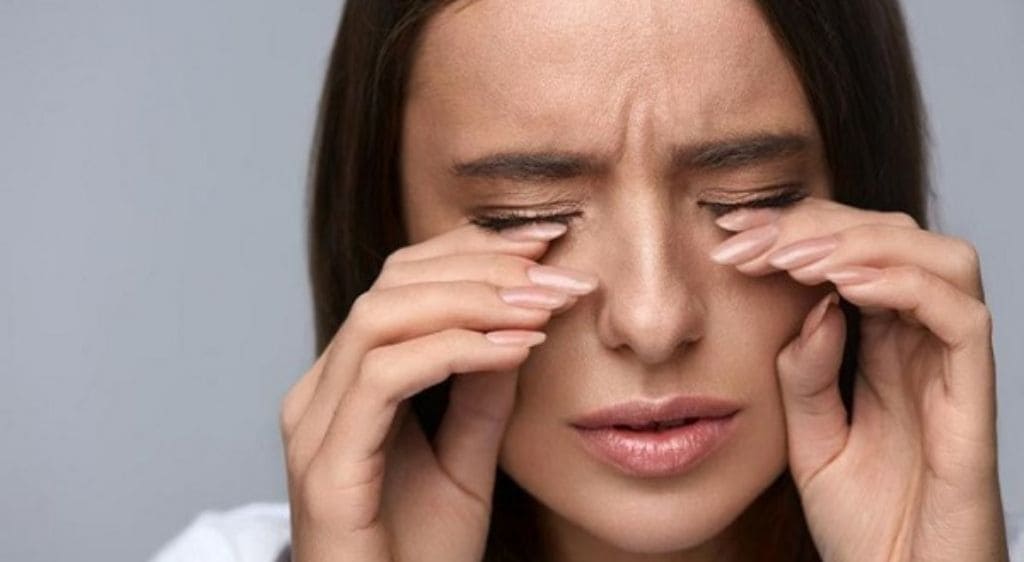 Tuyệt đối không dụi mắt khi bị bọ xít đái vào mắt