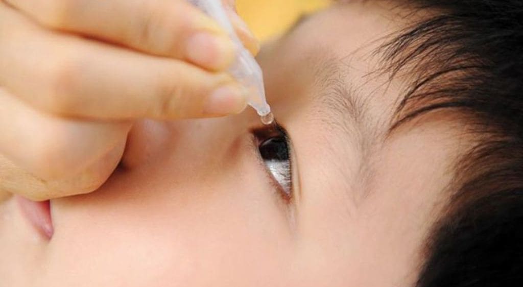 Vệ sinh mắt cho trẻ bằng nước muối sinh lý