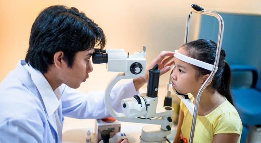 Ba mẹ cần đưa trẻ đi khám khác sĩ khi gặp phải các tình trạng bất thường