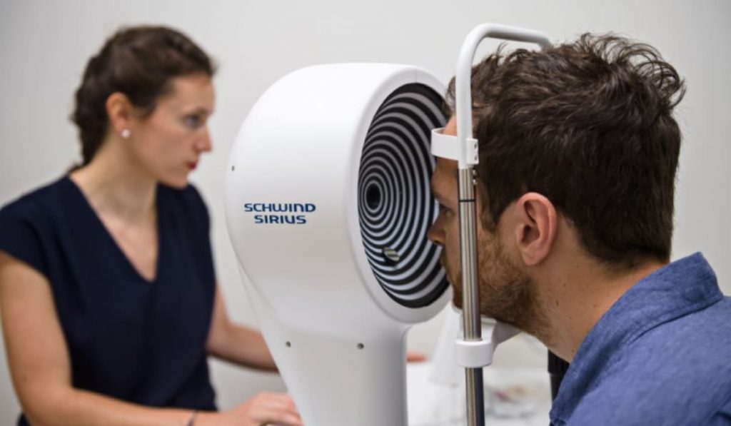 Bác sĩ phân tích chỉ số mắt trên màn hình chuyên dụng của Schwind Sirius