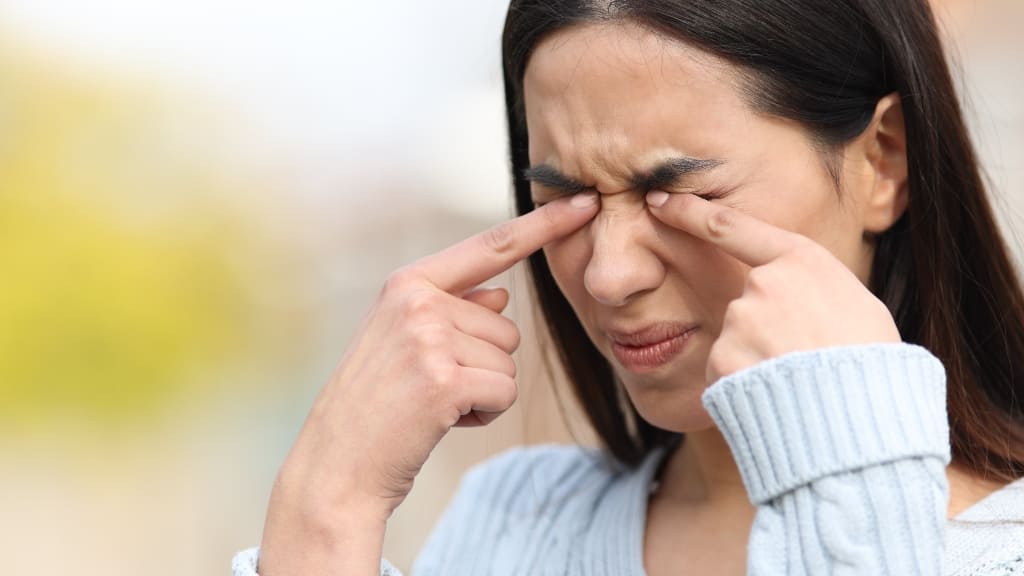 Cảm giác cộm và nóng rát mắt là biểu hiện thường thấy ở người viêm thượng củng mạc