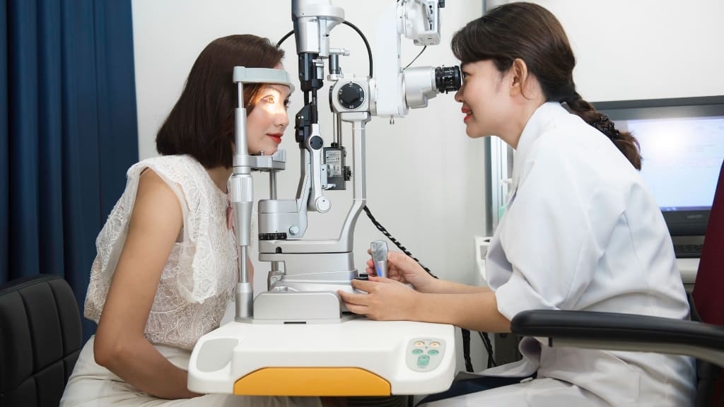 Cần thăm khám mắt chuyên sâu để xác định nguyên nhân gây giảm thị lực