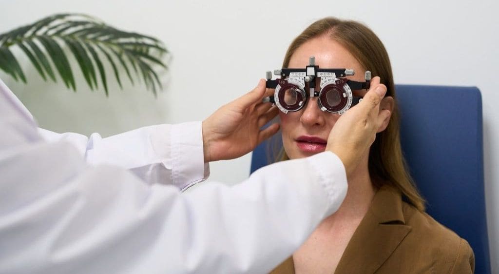 Chi phí khám mắt cận thị tùy thuộc vào gói thăm khám cơ bản hoặc chuyên sâu