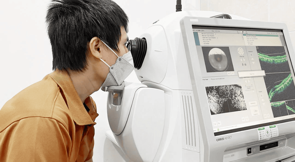 Chụp OCT giúp phát hiện tình trạng xuất huyết võng mạc sau khi bị sốt xuất huyết