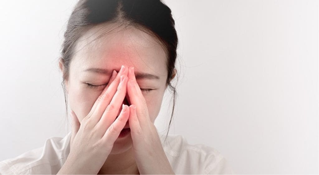 Đau nhức mắt có thể do biến chứng của viêm xoang ảnh hưởng đến mắt