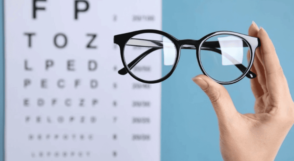 Đeo kính điều chỉnh sẽ giúp cải thiện tình trạng thị lực 20/50