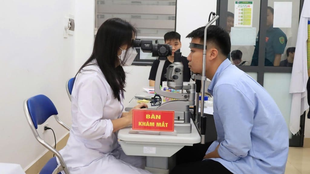 Đo thị lực không kính theo từng mắt riêng biệt