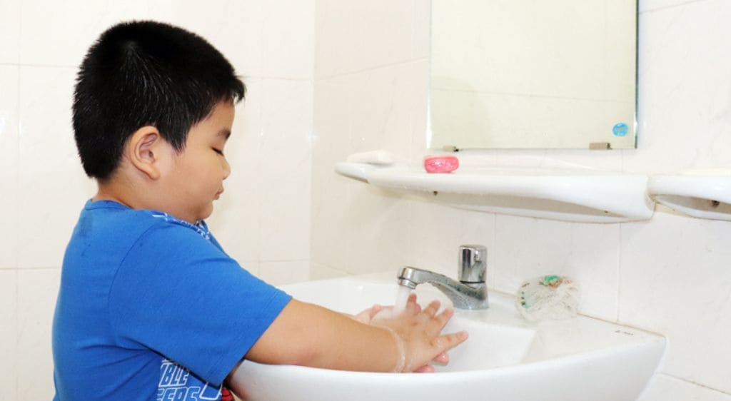 Hướng dẫn trẻ rửa tay thường xuyên bằng xà phòng để phòng ngừa bệnh