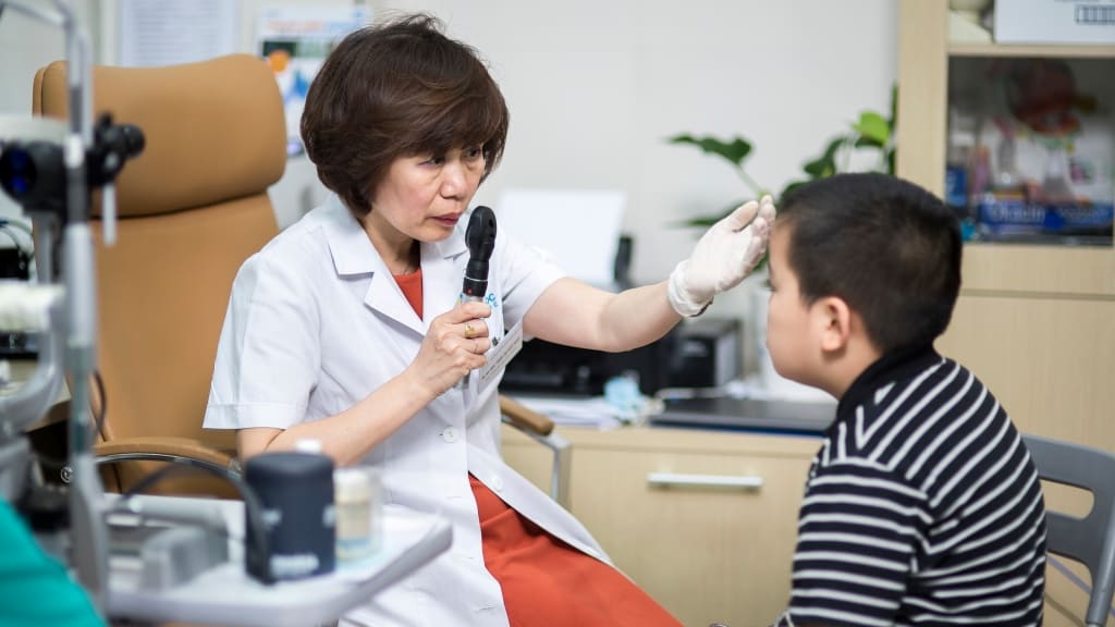 Khám mắt cho bé thường xuyên để phát hiện sớm tật khúc xạ nếu có